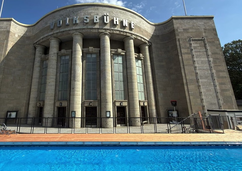 Bazen pred gledališčem Volksbühne Berlin.