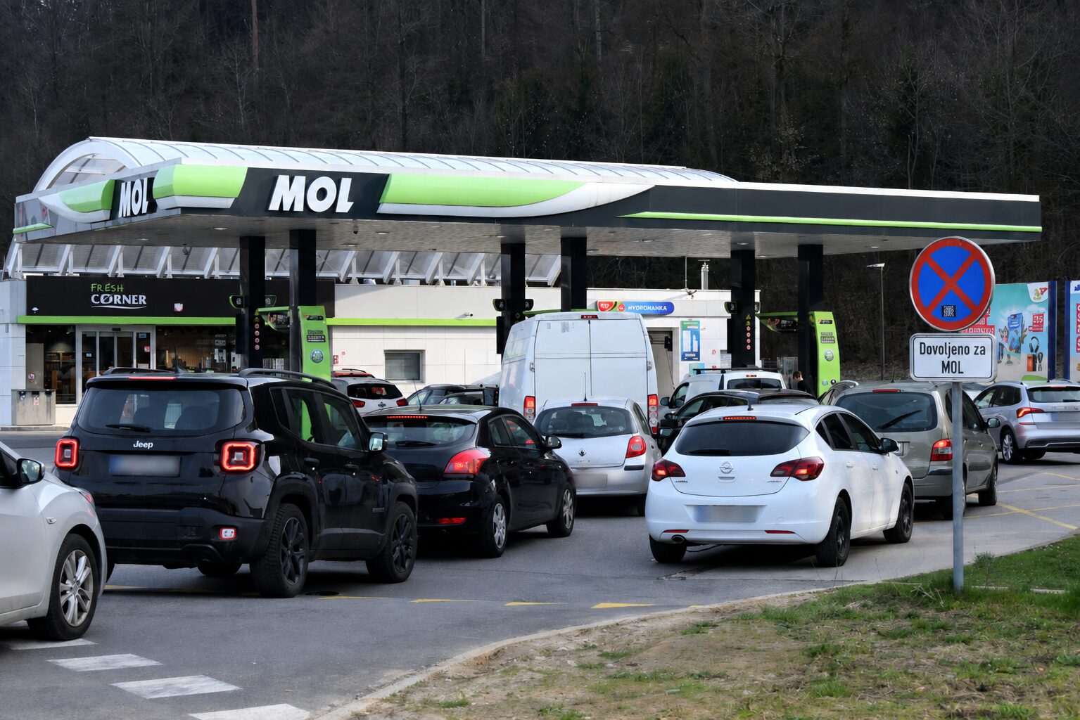 Panika na bencinskih črpalkah pred podražitvijo goriva: »V vrsti stojim že 40 minut ...«