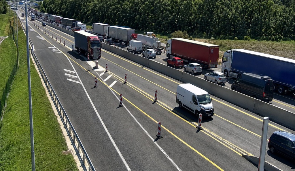 Izredni dogodek ponovno zaprl dolenjsko avtocesto: neuradno naj bi voznik bežal pred policisti