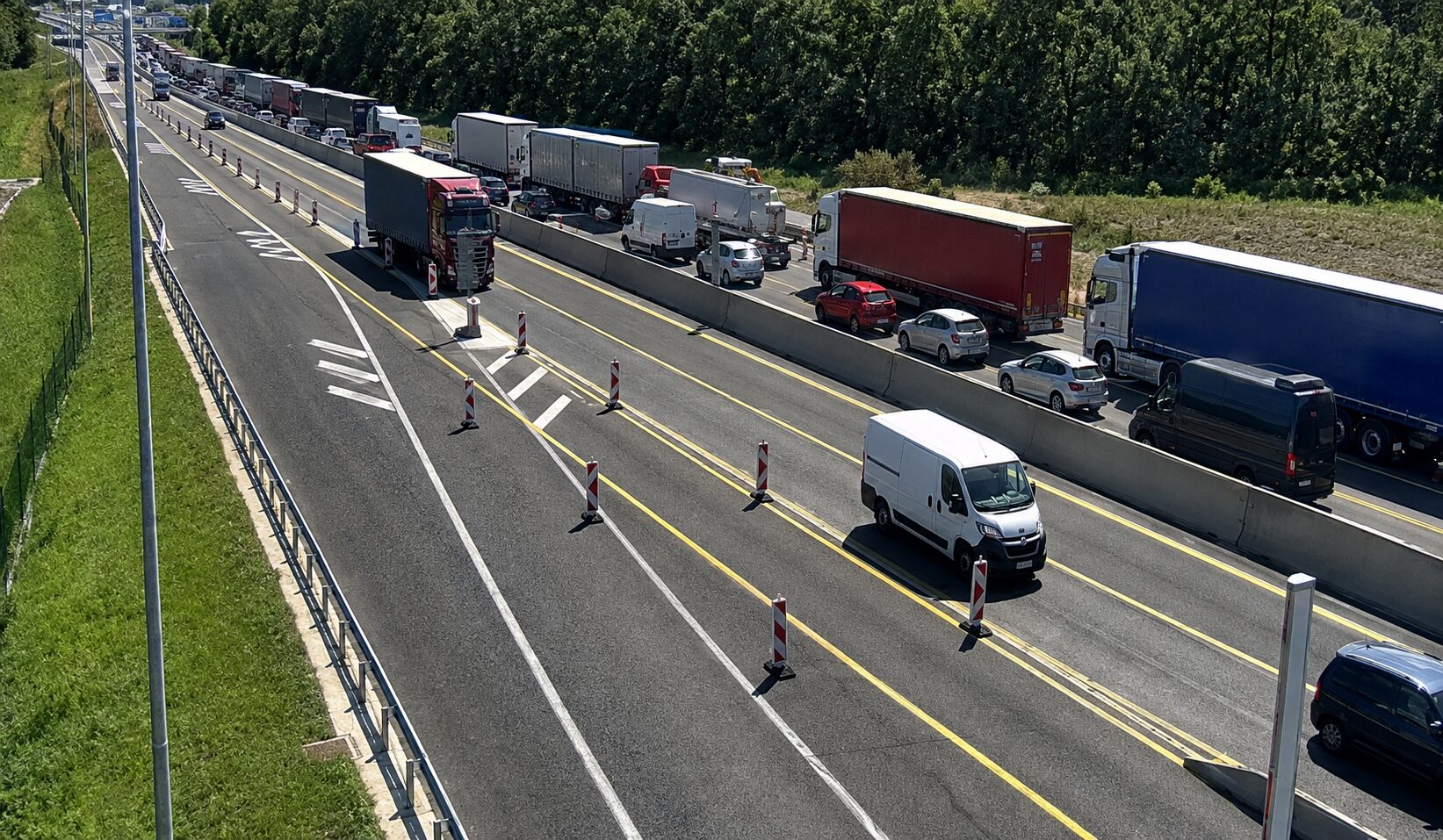 Izredni dogodek ponovno zaprl dolenjsko avtocesto: neuradno naj bi voznik bežal pred policisti
