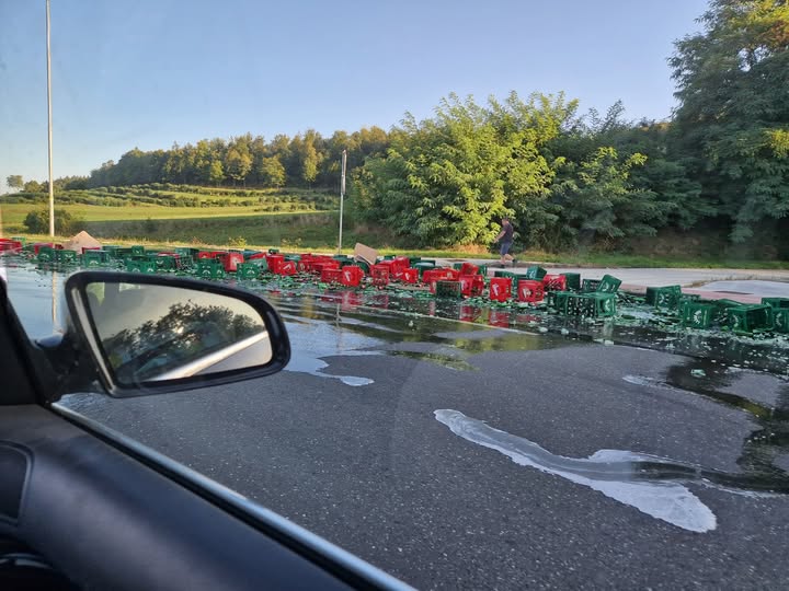 Tovornjaku je na krožišču v Trebnjem izpadel tovor piva, zaboji in razbito steklo pa so prekrili vozišče. Foto: Facebook/Janja Stolić