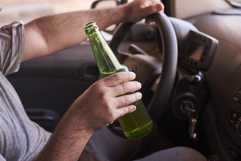 alkohol za volanom kazen, oseba pije ko vozi