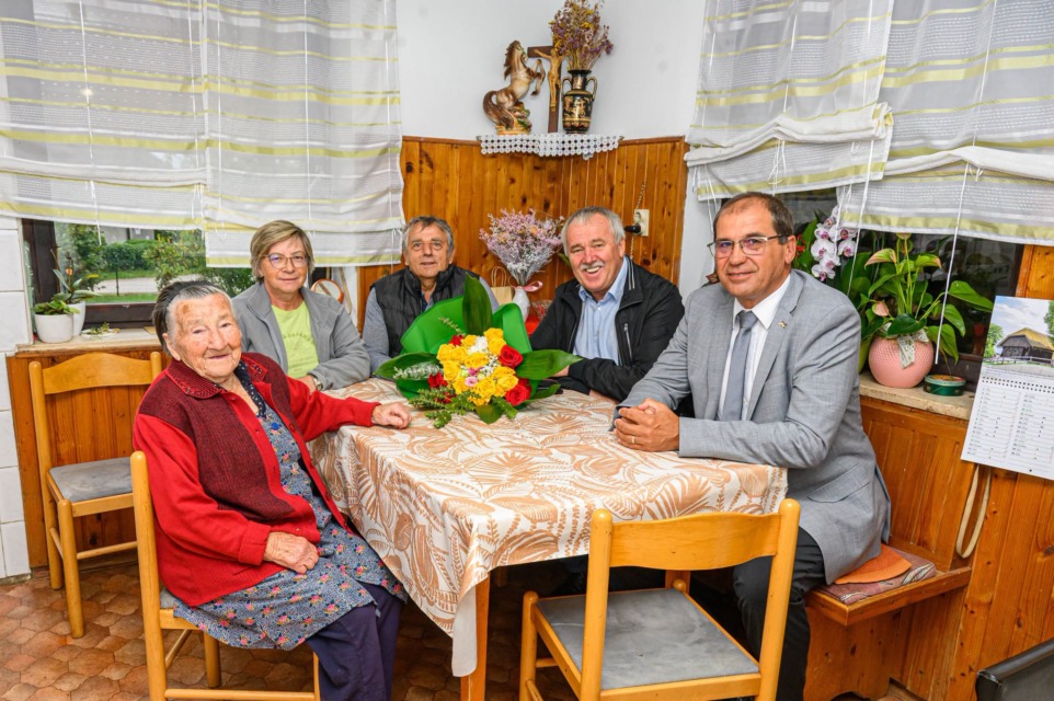 Amalija Skubic ob 100. rojstnem dnevu v družbi obiskovalcev