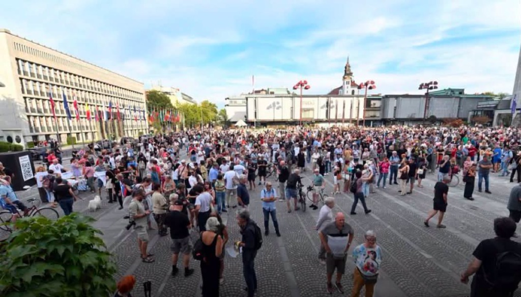 Janševa poslanka ostro nad protestnike: »Vašega NVO-jevskega blefiranja bo kmalu konec!«