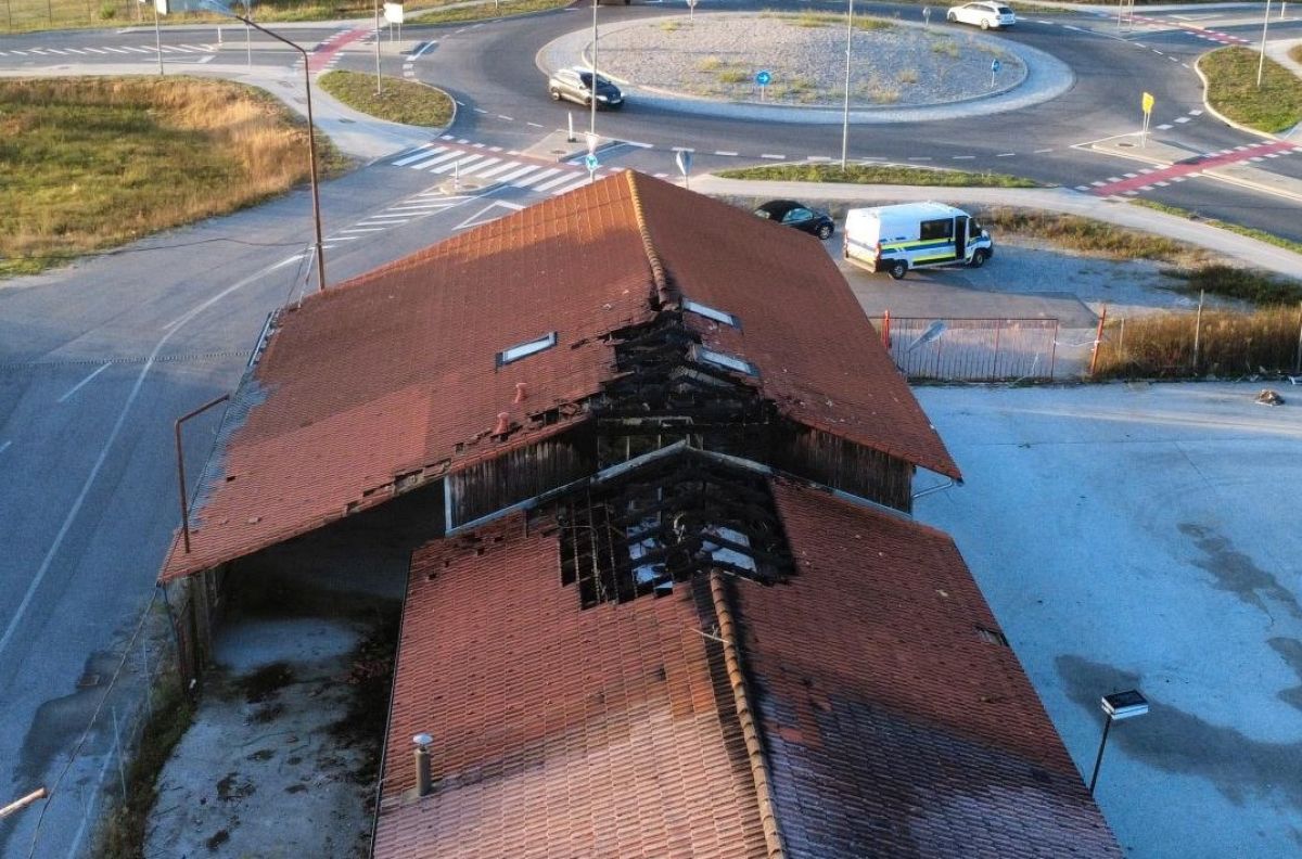 V Dobruški vasi imajo dovolj: »Skoraj vsak teden nam poškodujejo ograjo ali razbijejo stekla«