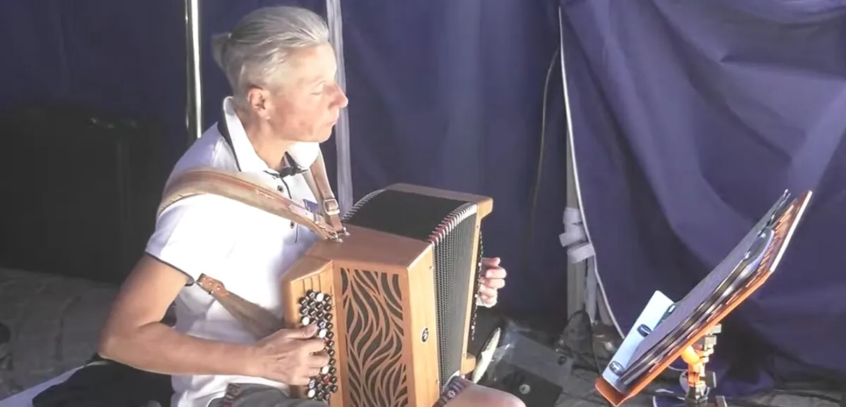 Že skoraj 49 ur igra na harmoniko: Francozinja lovi rekord Roberta Goterja, bo zdržala do konca?