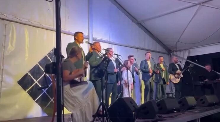 Ganljiv poklon Klape Semikantá: 10-letna Ema je še pred mesecem z njimi pela na odru, danes umrla v Italiji, pred tem pokojna tudi starša