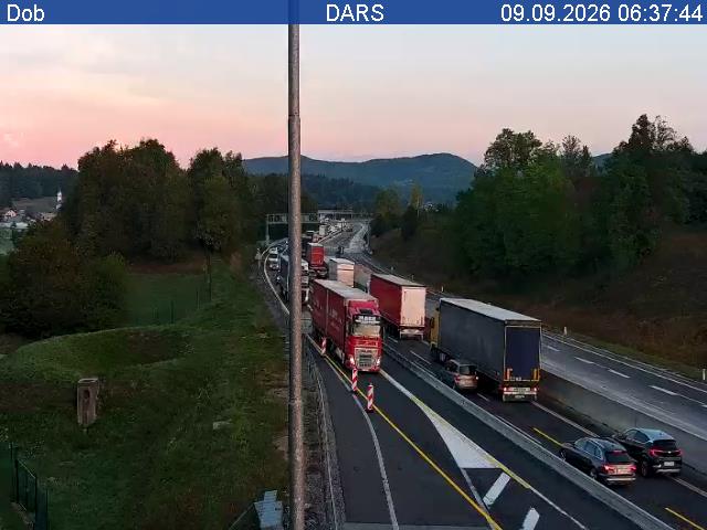 Jutranja konica: nesreča na dolenjski avtocesti, zastoji na treh glavnih vpadnicah v Ljubljano