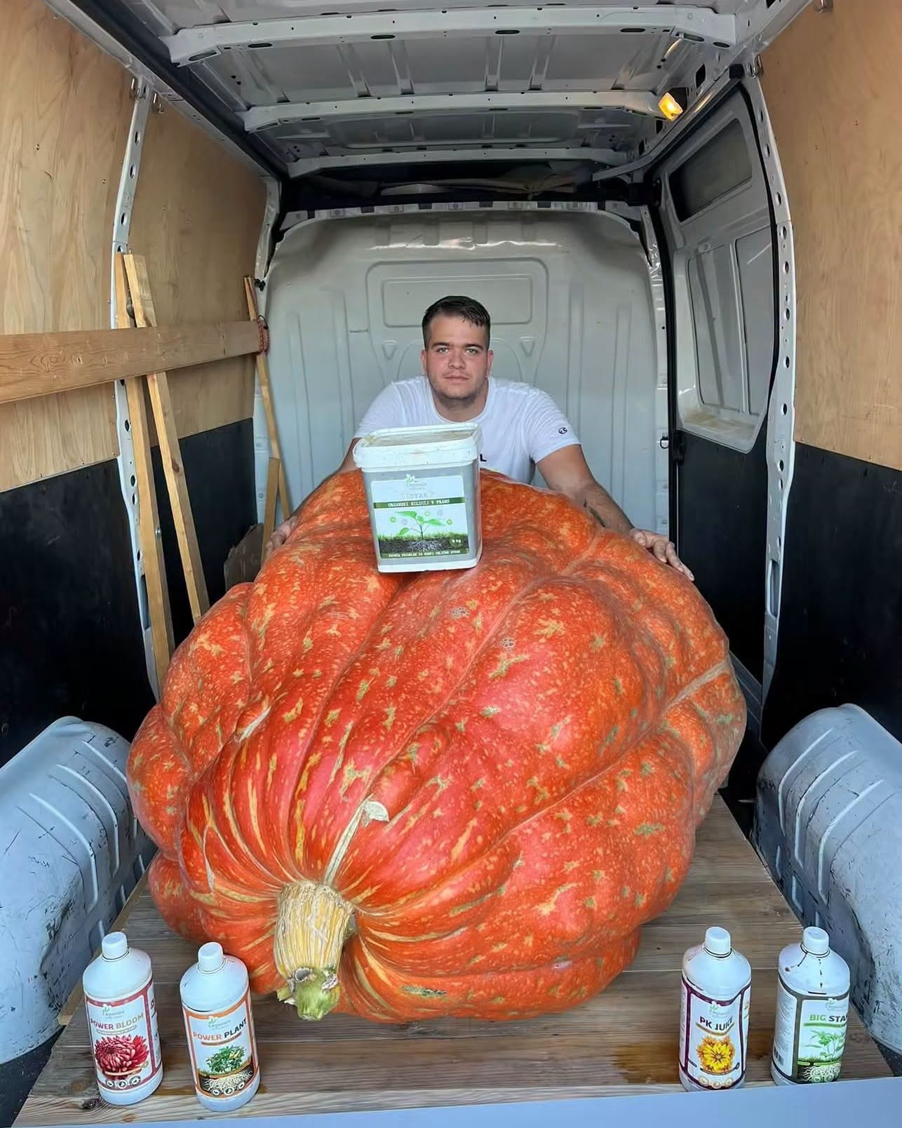 Poglejte to velikanko! Domen Zorko je 353-kilogramsko bučo peljal vse do Mozirskega Gaja