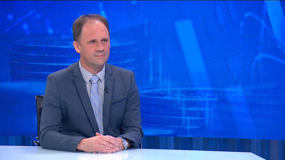Cene goriva letijo v nebo, bomo v Sloveniji uvedli bone? Vlada ima jasen predlog, takole sinoči v Odmevih državni sekretar