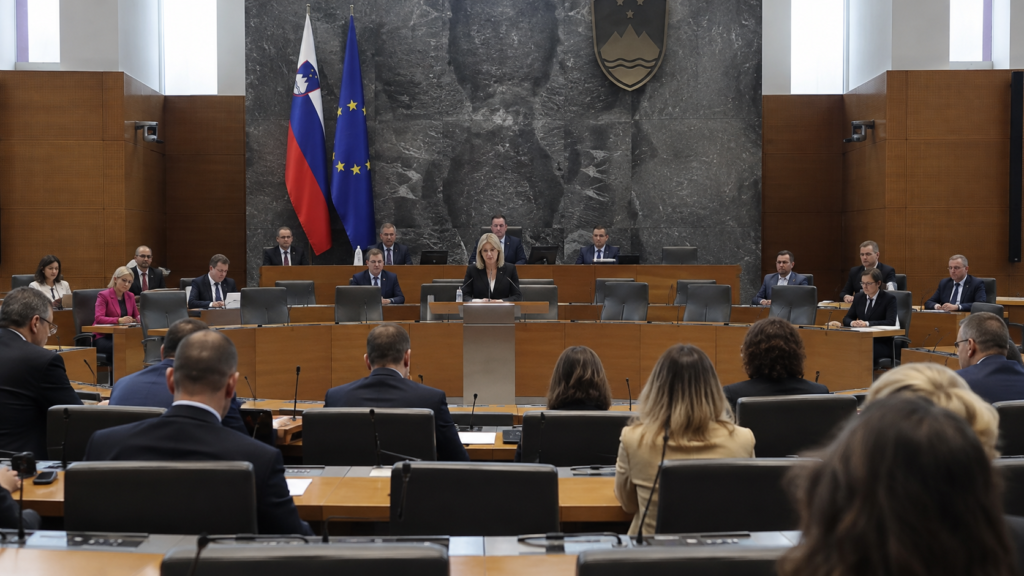 Za razrešitev predsednika ali podpredsednice državnega zbora je potrebnih najmanj 46 glasov; vir: Facebook