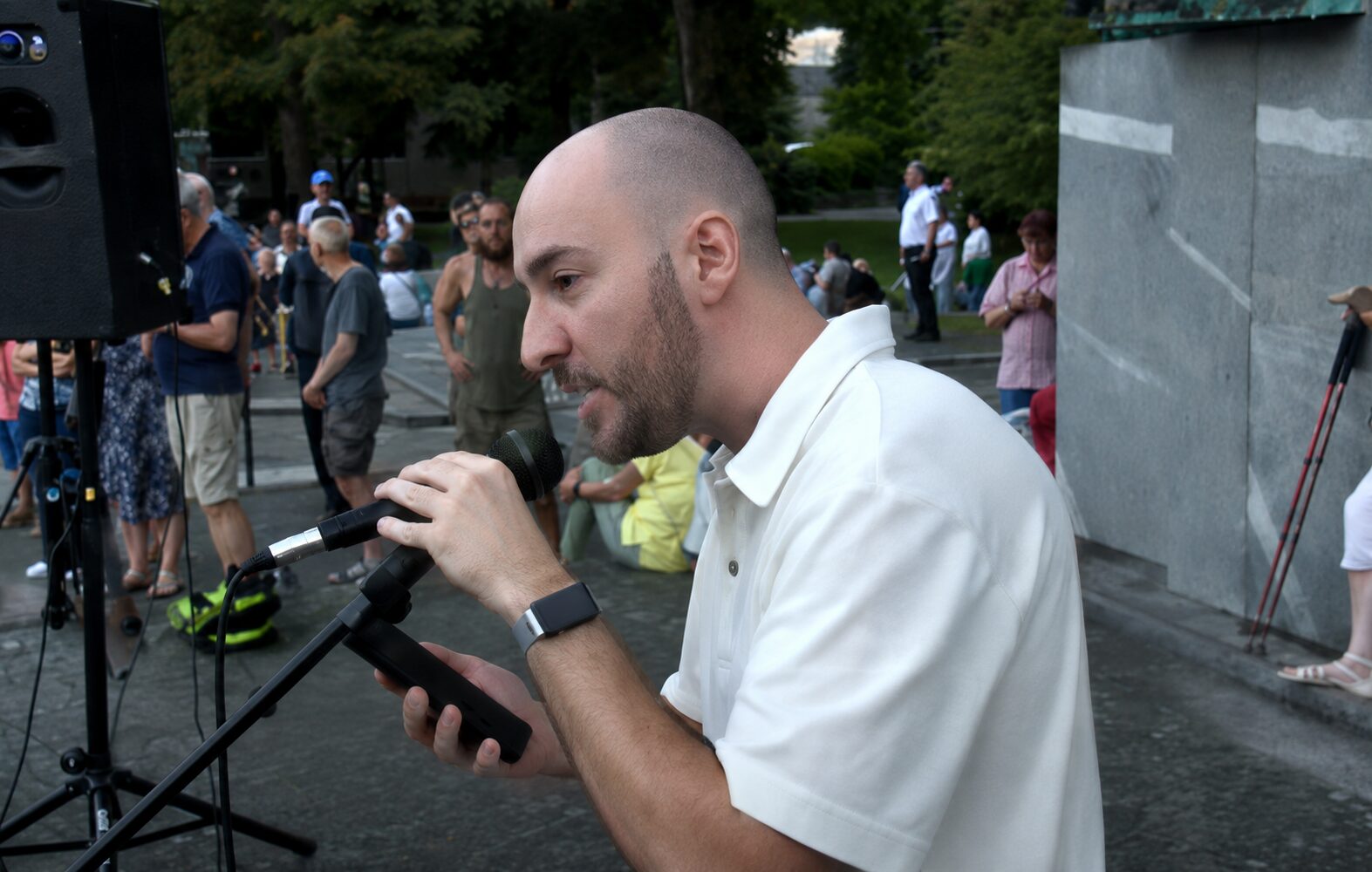 Tega pa na včerajšnjem protivladnem protestu niso pričakovali: Bešić obračunal tudi z Golobovo vlado (VIDEO)