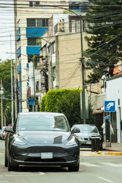 Hibrid ali elektricni avto se pelje po cesti