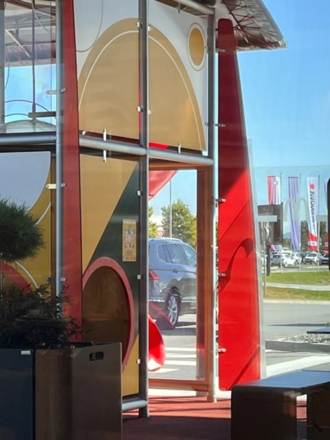 »Otrok lula po igralih« Tako je obiskovalec opisal prizor v novomeškem McDonald’su, opozoril tudi zaposlene