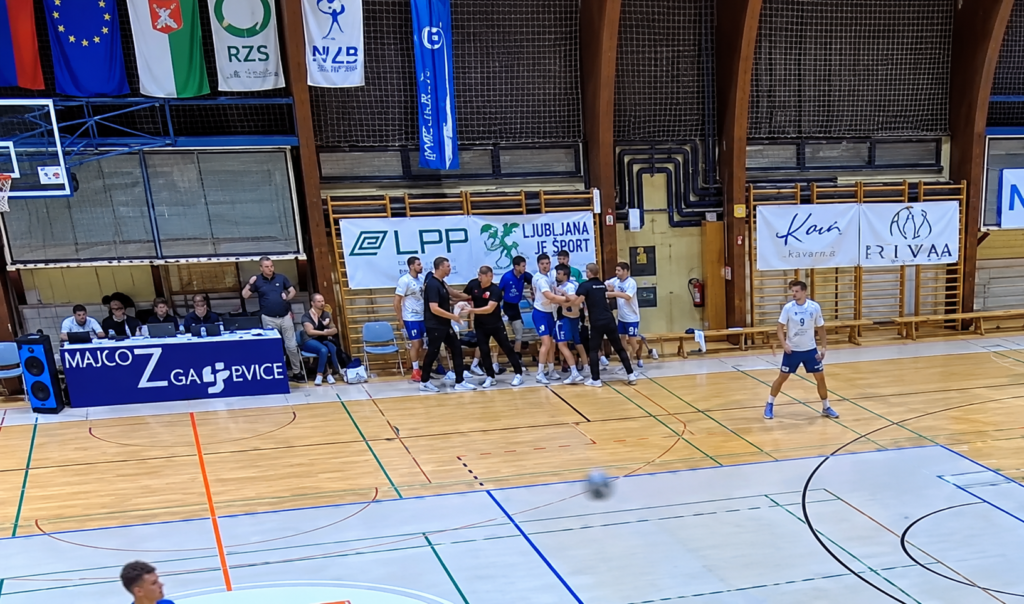 Kaj se je dogajalo ob klopi?! Trener MRK Ljubljana sredi tekme zagrabil in držal svojega igralca za vrat