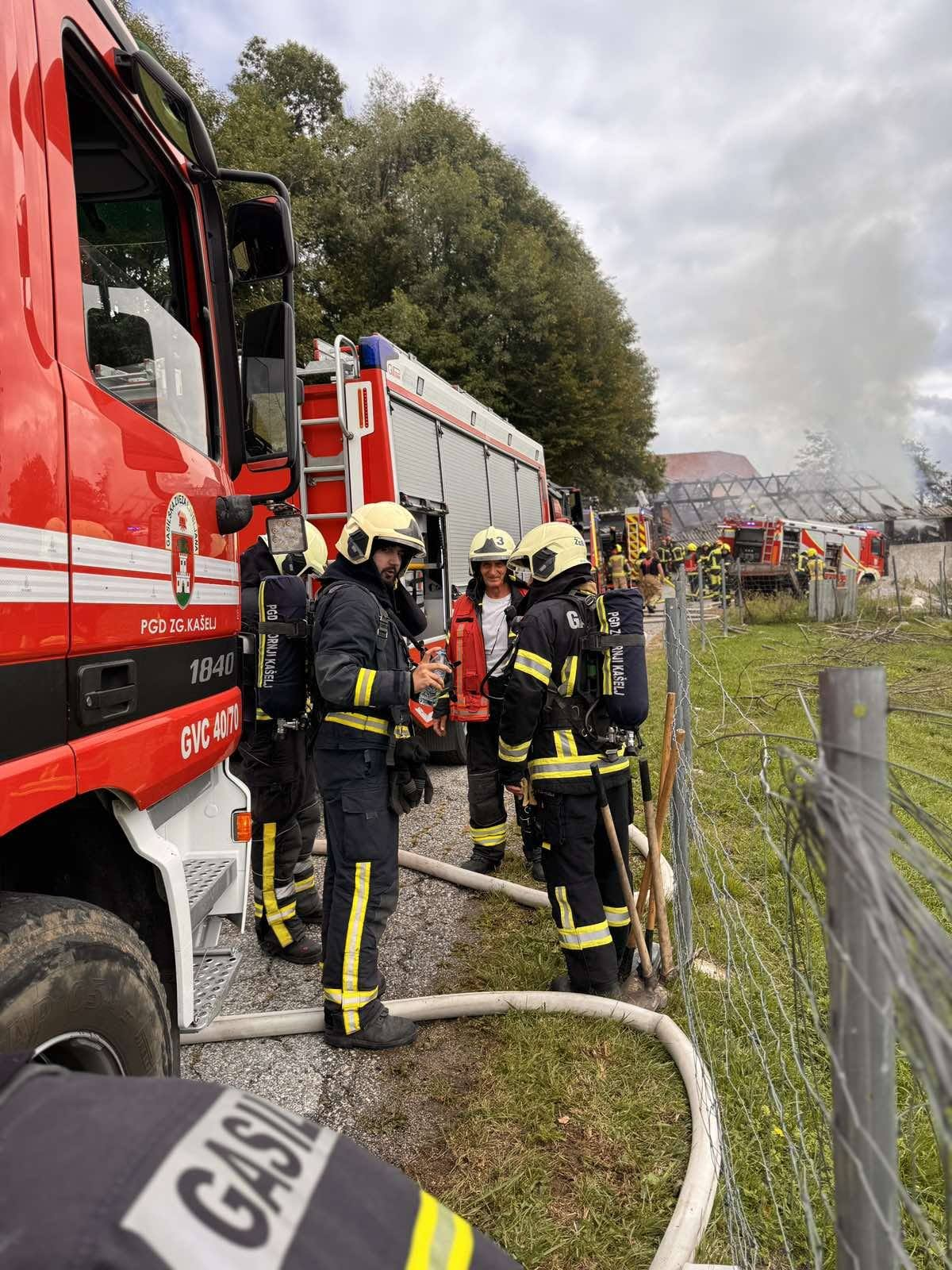 Intervencija gasilcev ob požaru hleva v Sostrem