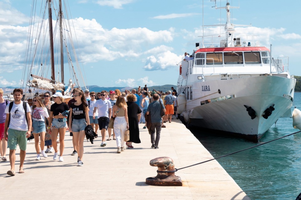 Polne plaže, gneča in vse več turistov: hrvaški kapetan opozarja, da Jadran tega ne bo prenesel