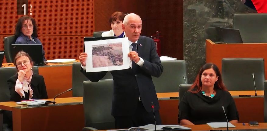 Janša v DZ pokazal fotografijo pobitih kristjanov v Sudanu; TV Slovenija poroča, da je to fotografija iz Gaze