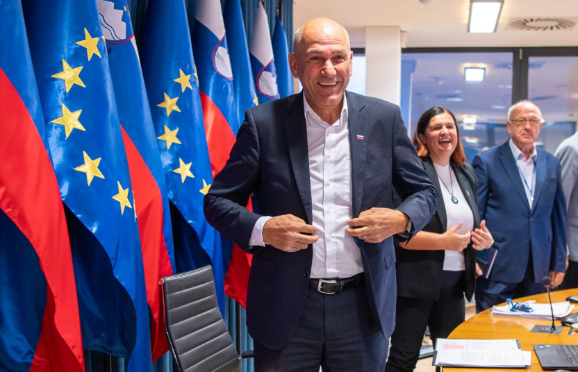 Tega na seji vlade ne vidimo pogosto: poglejte, kakšno presenečenje je na mizi pričakalo Janeza Janšo