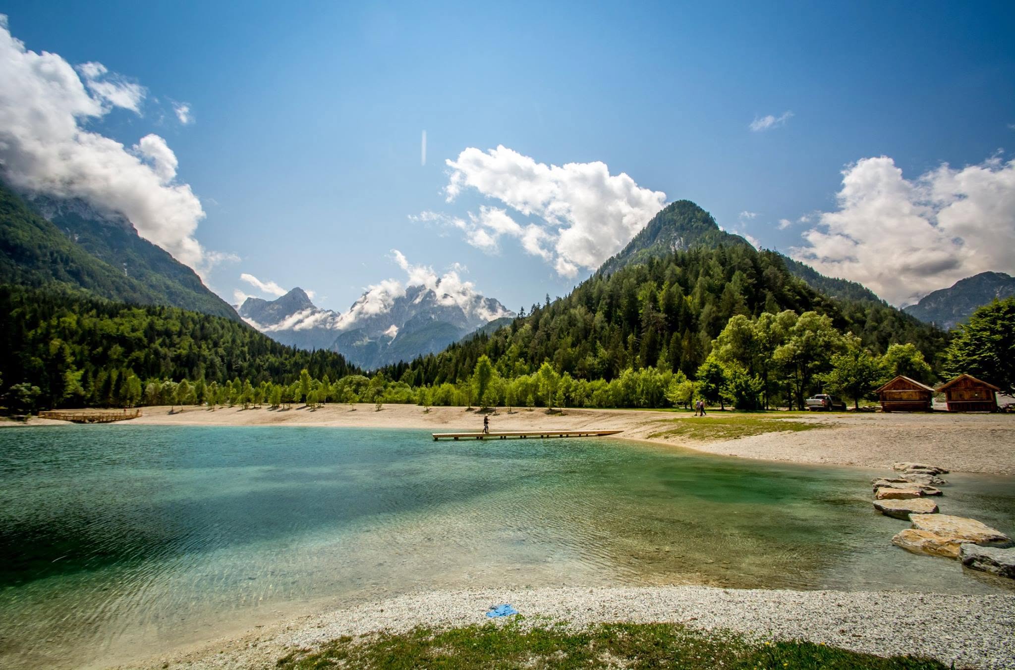 Pazljivo! V jezeru Jasna pri Kranjski Gori odkrili potencialno nevarne toksine, občina opozarja obiskovalce