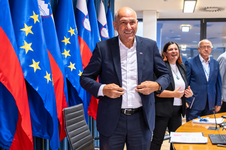 Tega na seji vlade ne vidimo pogosto: poglejte, kakšno presenečenje je na mizi pričakalo Janeza Janšo