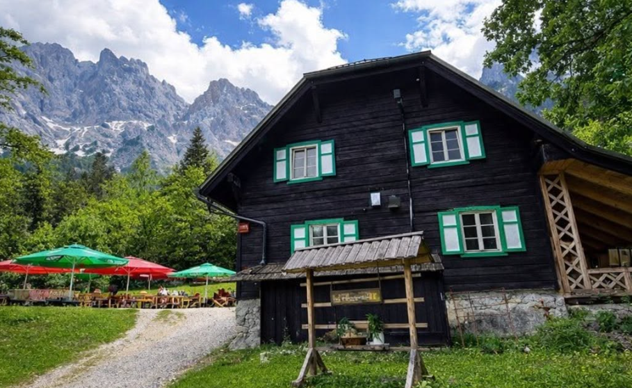 »Kar prinesete gor, odnesite nazaj!« Sramota v slovenskih gorah! Poglejte, kaj so pustili pred priljubljeno planinsko kočo (FOTO)