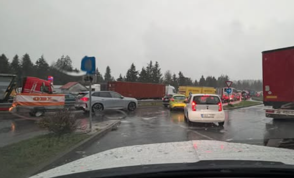 Kaos na primorski avtocesti: proti Ljubljani zastoji na več mestih, težave tudi pri Lomu