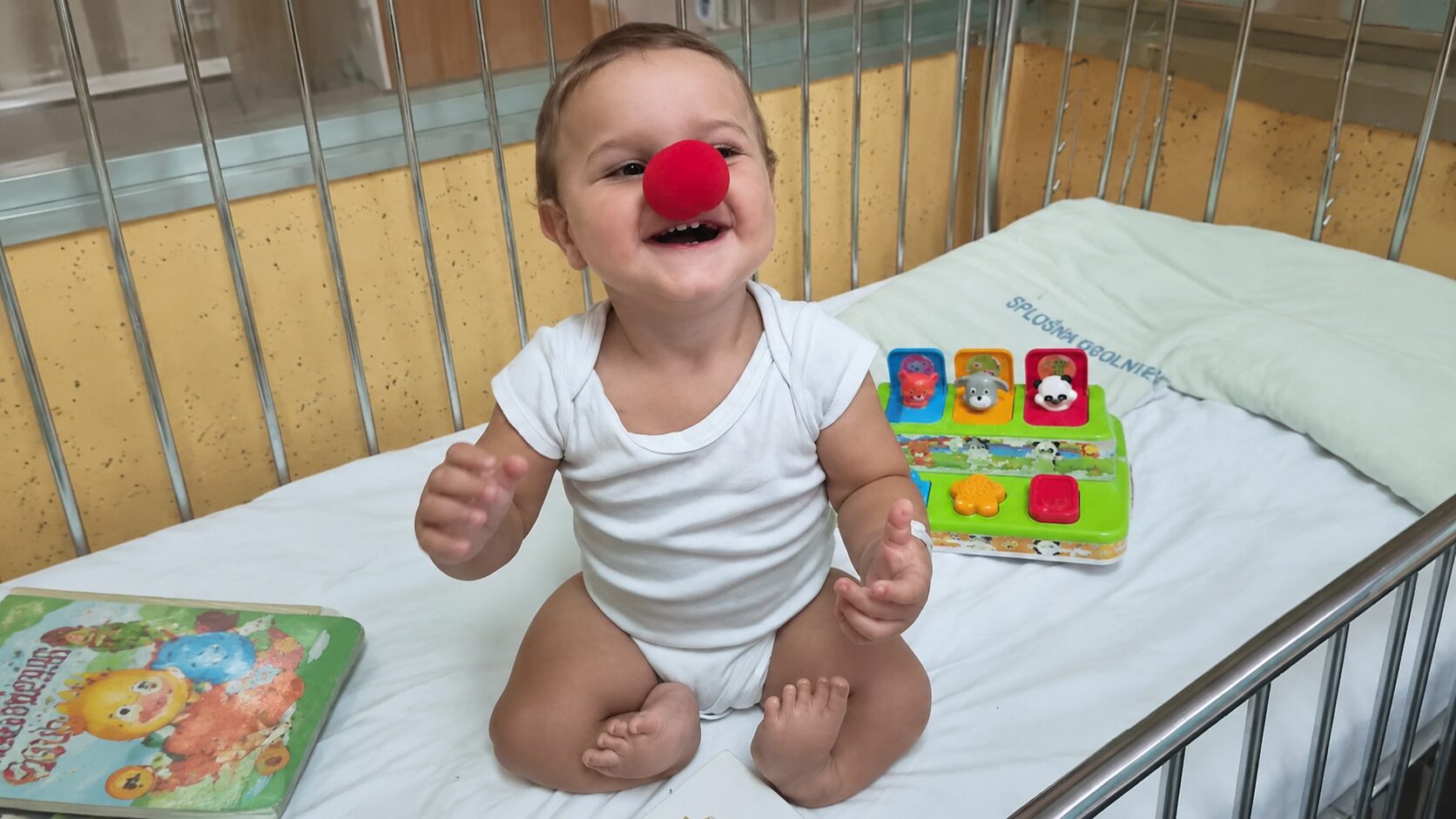 Enoletni Nace se je rodil z izjemno redko deformacijo obeh nog, prestal je že tri operacije