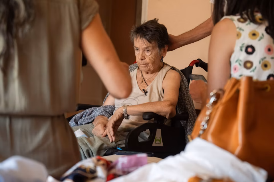 Pri 87 letih so jo na silo izselili iz doma, v katerem je živela 71 let (VIDEO)