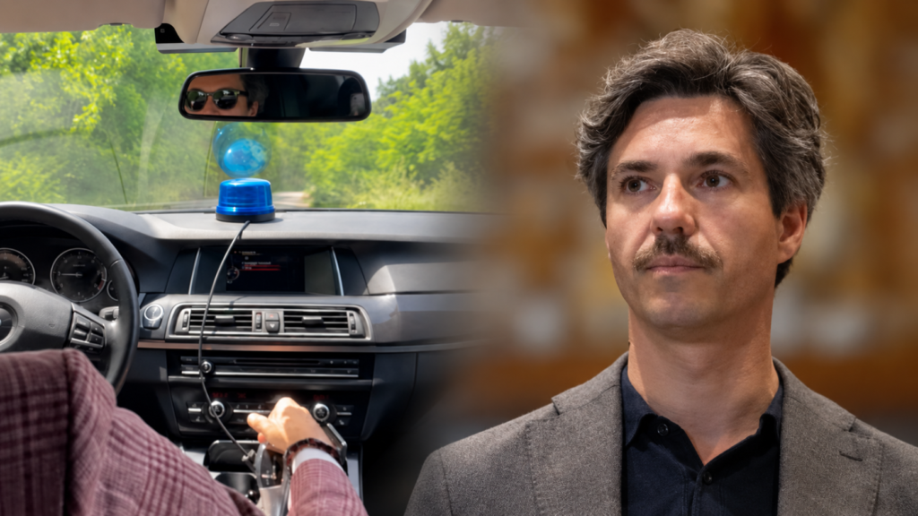 Kaj bo pojasnil Luka Mesec? Službeno vozilo naj bi uporabljal za zasebno pot, ob tem pa imel prižgano še sireno in modre luči (VIDEO)