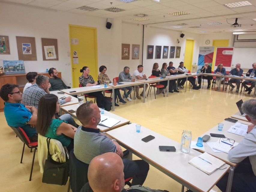 V Novem mestu že četrtič o romski problematiki, ključni akterji pa ponovno odsotni: »Zakaj se niso pripravljeni soočiti z razmerami na terenu?«
