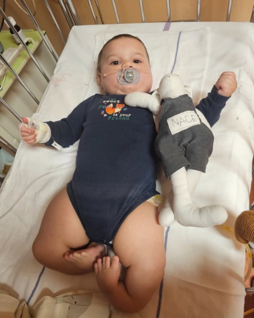 Enoletni Nace se je rodil z izjemno redko deformacijo obeh nog, prestal je že tri operacije
