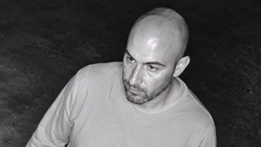 Ponoči se je smukal okoli hiše v Volčjem Potoku: »Ga kdo prepozna?« (VIDEO)