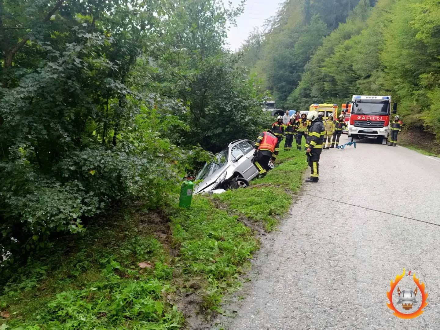 Vozilo pristalo na strehi v potoku, mimoidoči priskočil na pomoč