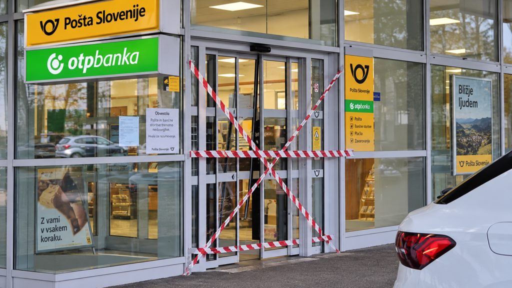 Ponoči vlomili v denarno ustanovo v Novem mestu, policija vodi intenzivno preiskavo
