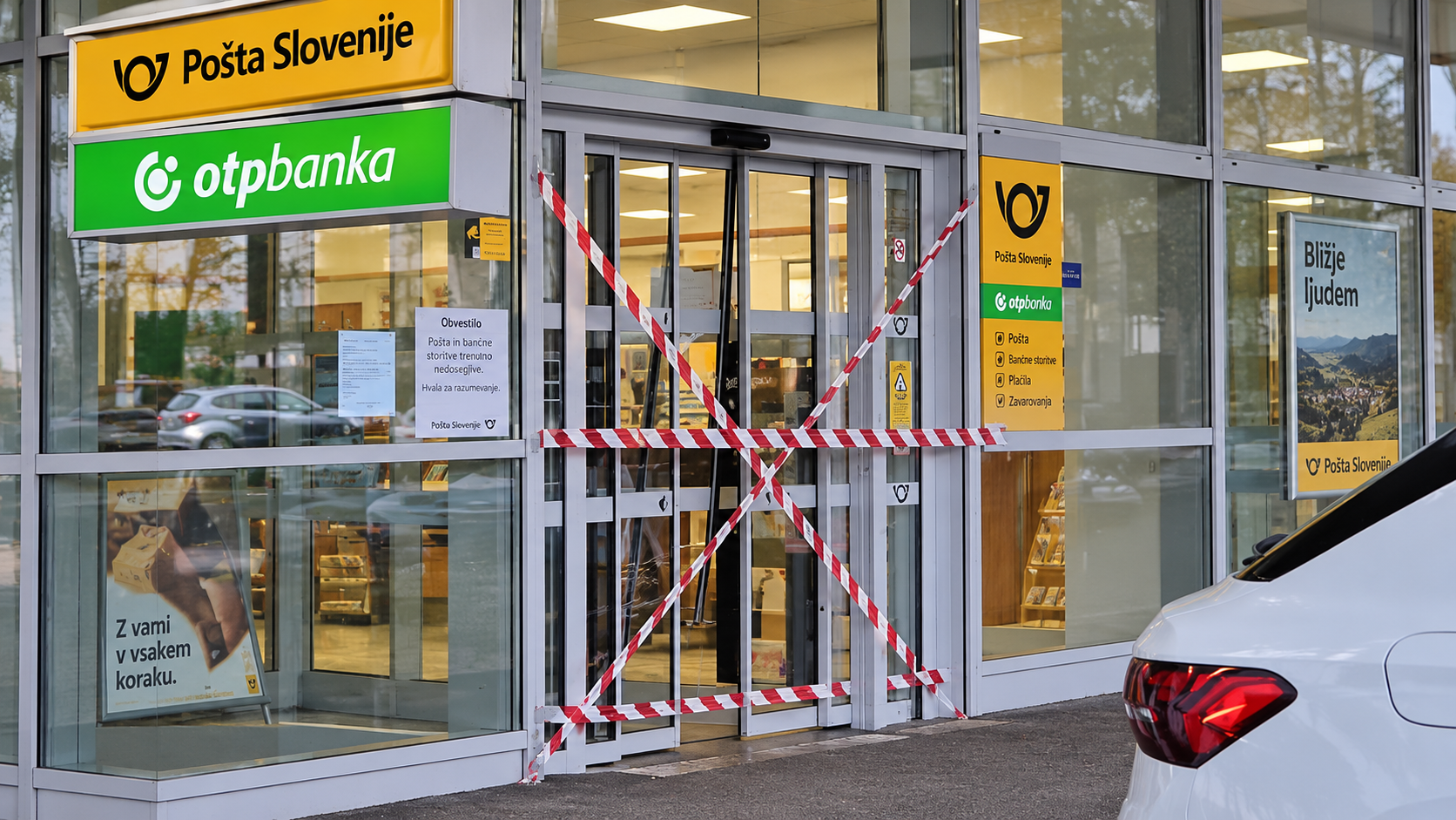 Ponoči vlomili v denarno ustanovo v Novem mestu, policija vodi intenzivno preiskavo