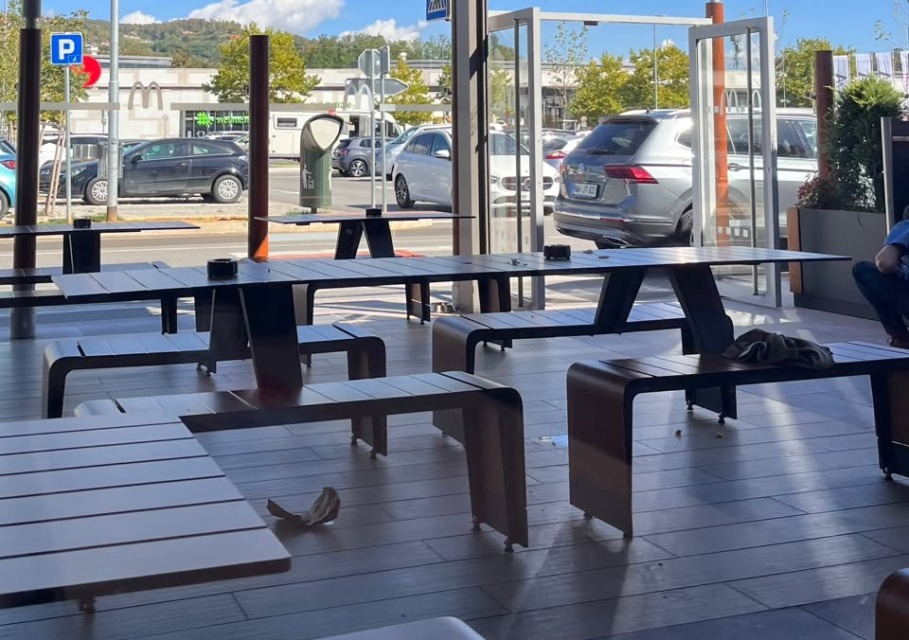 »Otrok lula po igralih« Tako je obiskovalec opisal prizor v novomeškem McDonald’su, opozoril tudi zaposlene