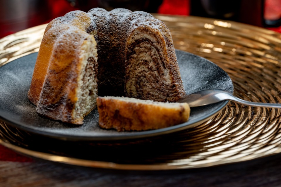 Orehova potica recept, potica na črnem krožniku