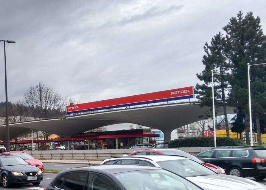 Oborožen rop bencinskega servisa na Tivolski: storilec pobegnil na električnem skiroju