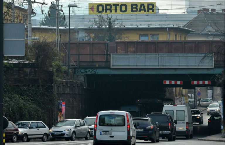 Z podvoza že odpadajo deli, obljubljena prenova za 2026 pa se odmika vse do 2029 (VIDEO)