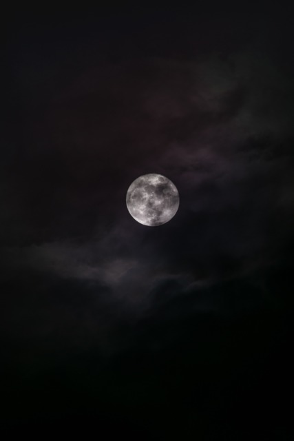 Kakšen ima polna luna vpliv na počutje in spanec? Kaj opažamo ljudje in kaj pravi znanost