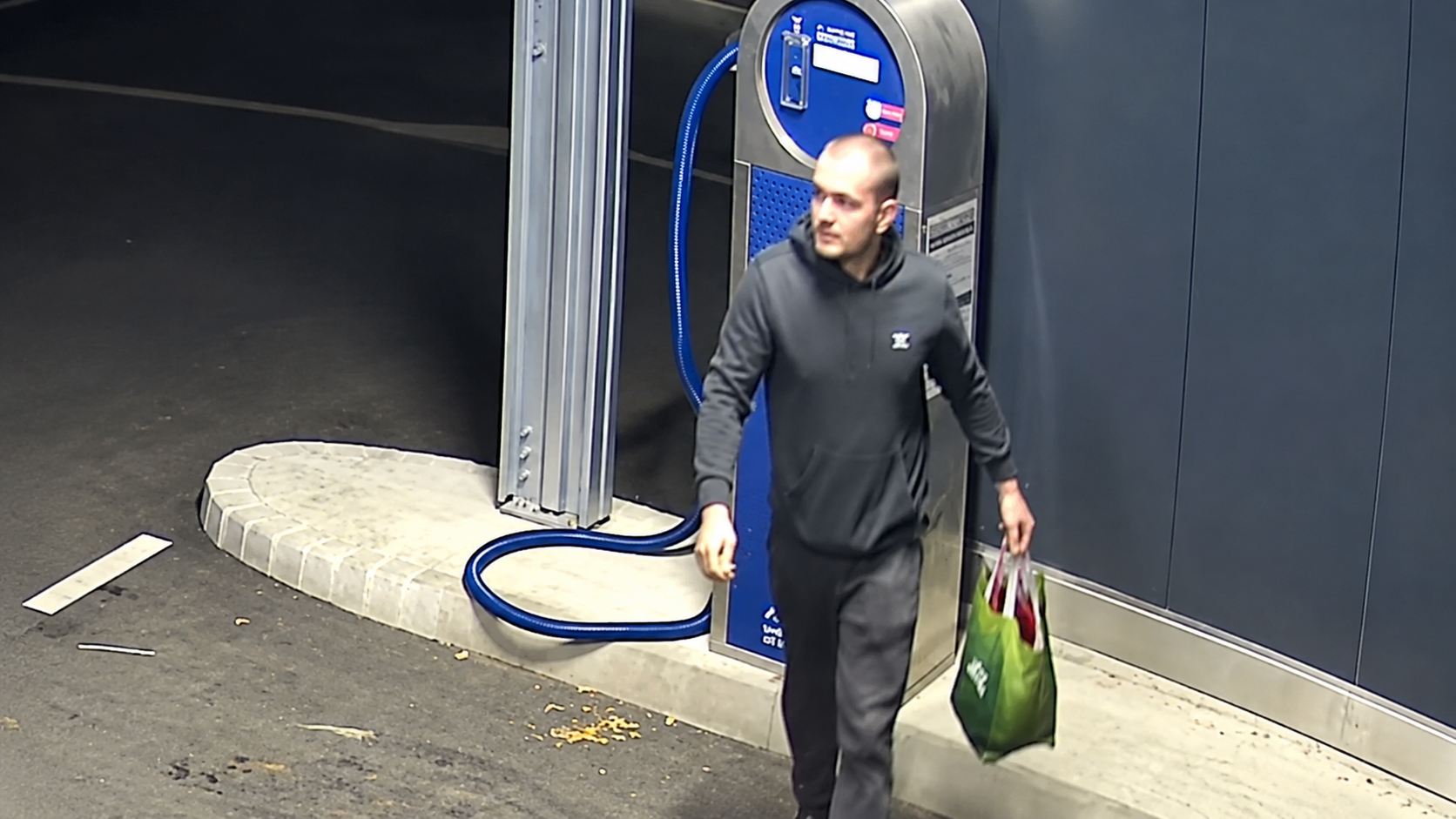 Namerno poškodoval kar 13 avtomobilov v Brežicah, a očitno ni računal na nadzorne kamere - ga prepoznate? (FOTO)