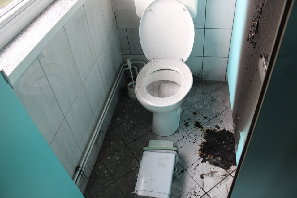 Požar na osnovni šoli, učenci in učitelji pravočasno evakuirani