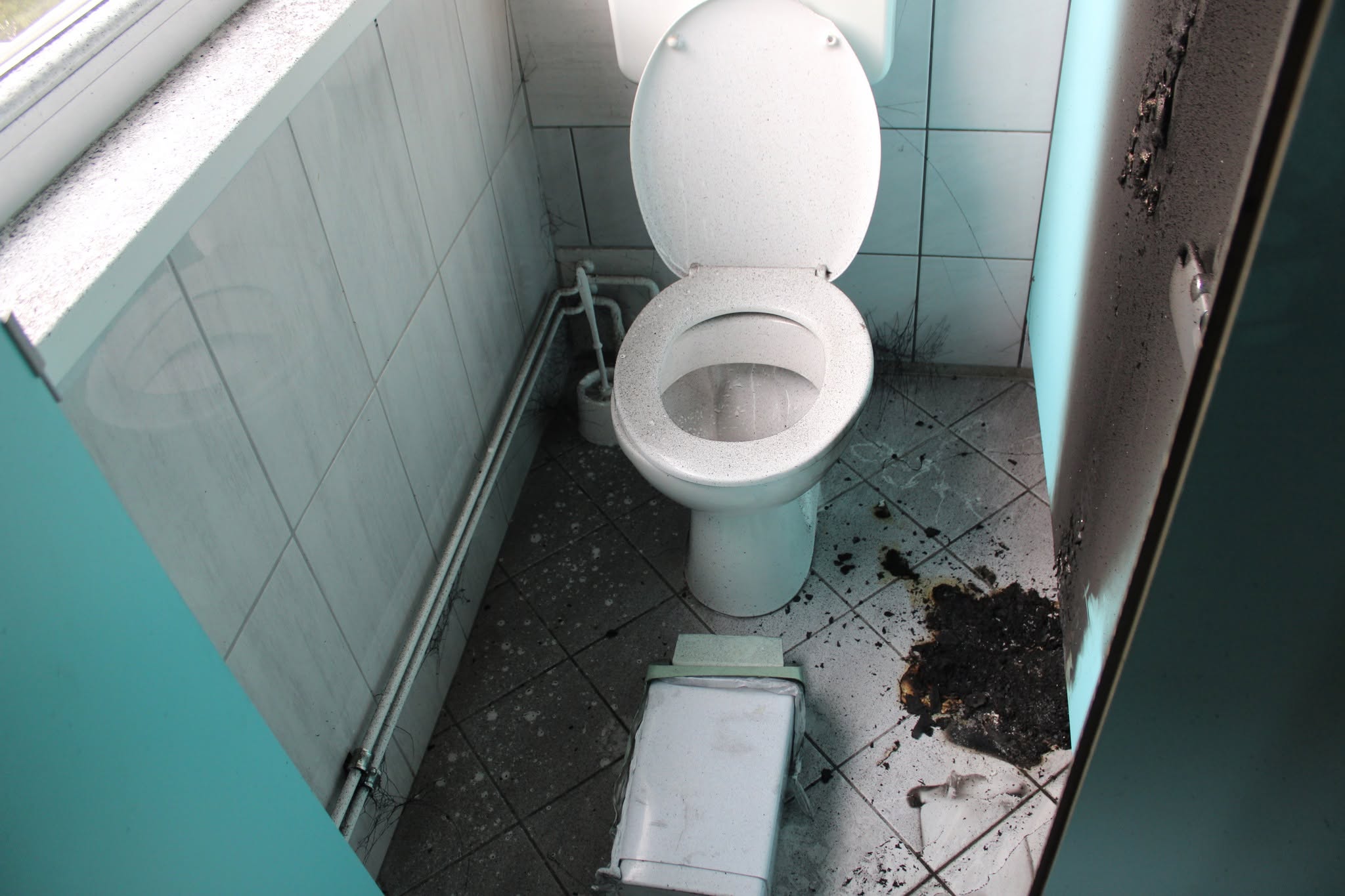 Požar na osnovni šoli, učenci in učitelji pravočasno evakuirani