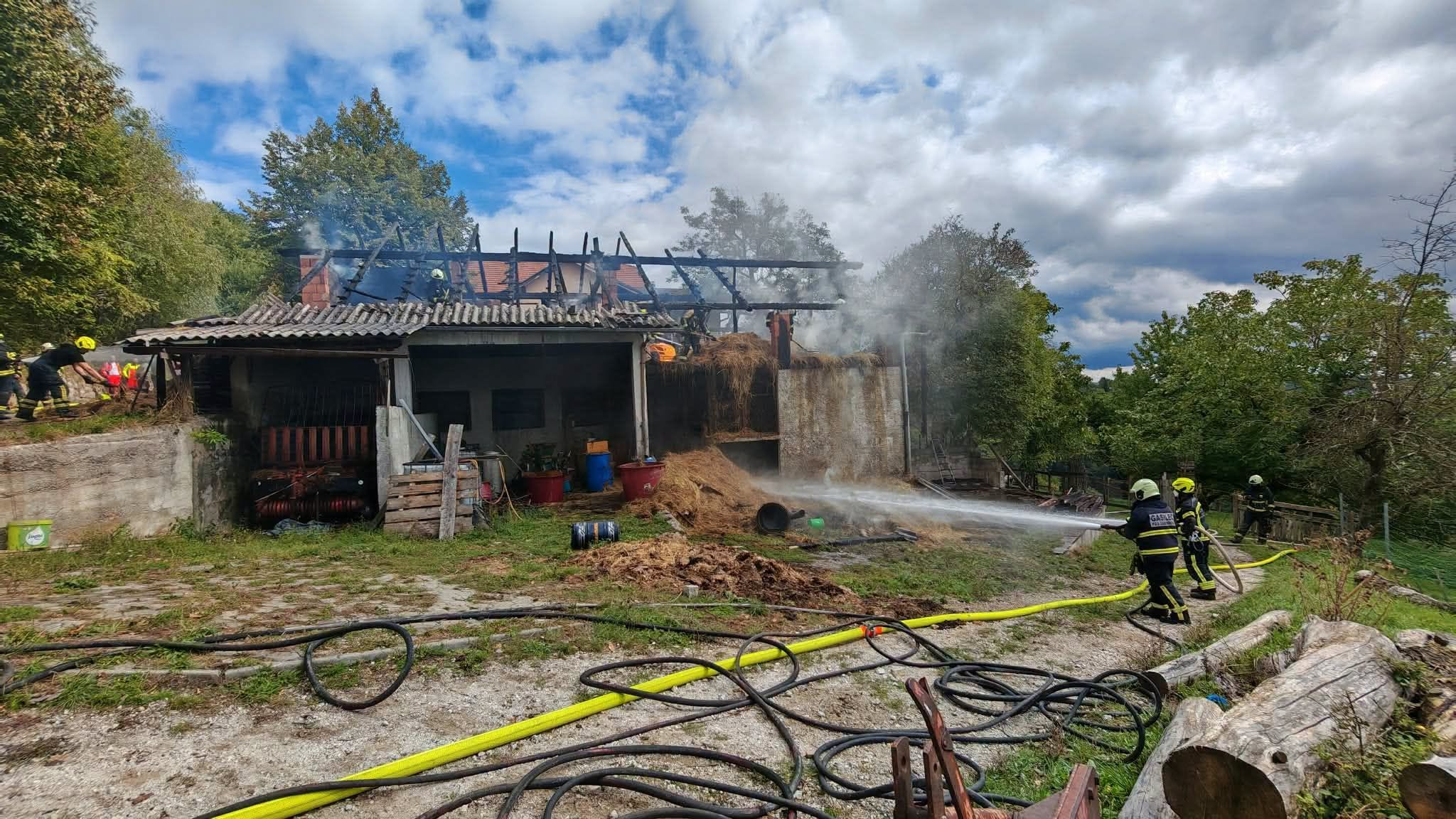 Pri Ljubljani zagorel večji hlev, ogenj ogrožal tudi stanovanjsko hišo (FOTO)
