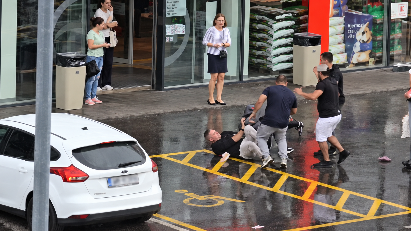 Skupina moških sredi Maribora napadla taksista: Po pretepu so se razbežali (VIDEO)