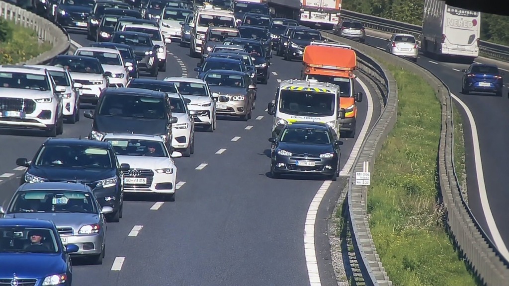 Po nesreči na primorski avtocesti ostaja zastoj, konec tedna nove prometne omejitve