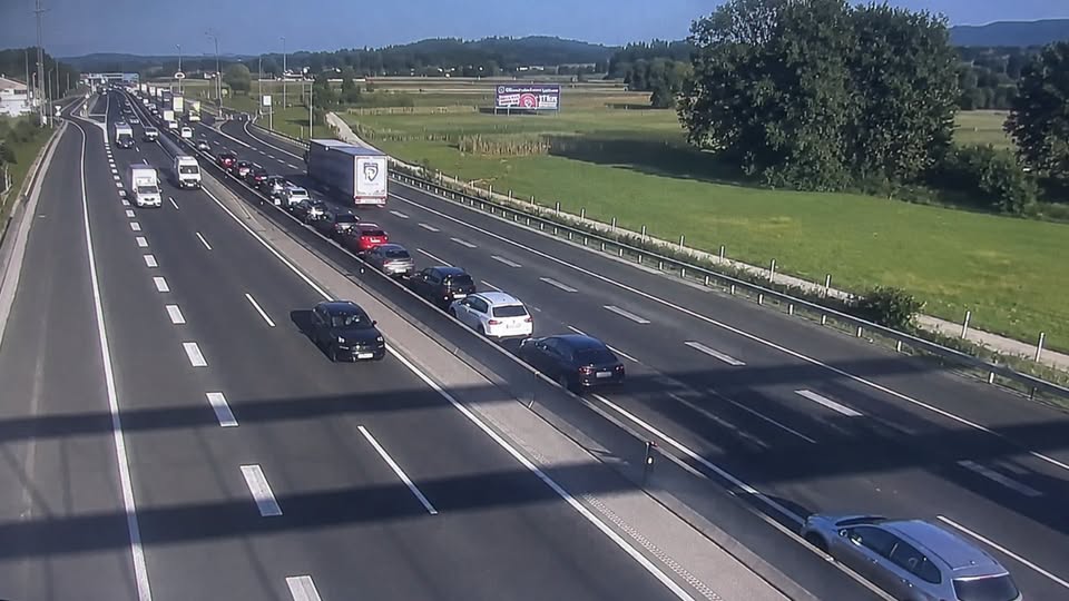 Prometna nesreča na primorski avtocesti, proti Ljubljani že nastaja zastoj