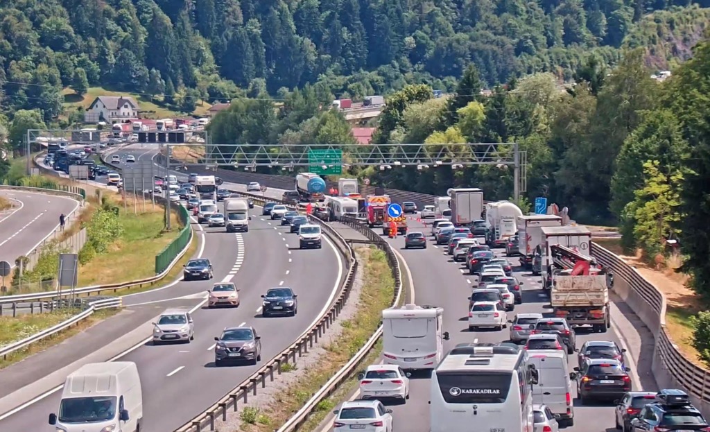 Ceste pokajo po šivih, pred Karavankami 3-kilometrska kolona