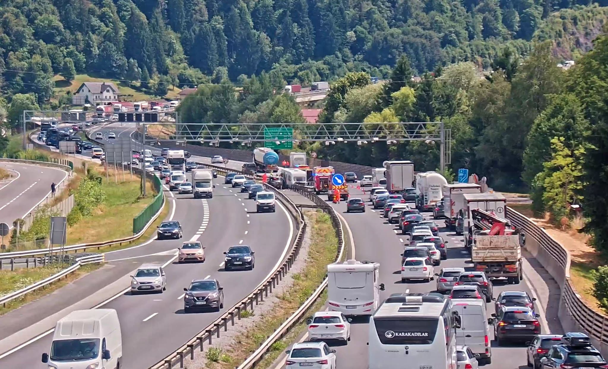 Ceste pokajo po šivih, pred Karavankami 3-kilometrska kolona